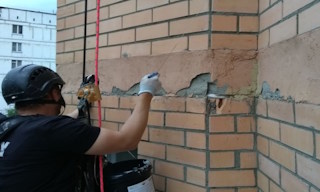 Обследование фасада здания в Губахе в октябре